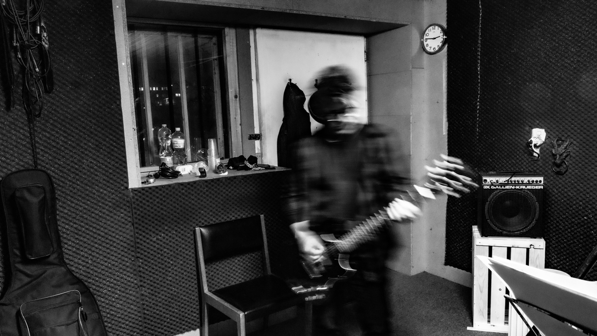 Silvio - Der Virtuose auf sechs Saiten. Mit einer Kreativität, die keine Grenzen kennt, formt er jeden Riff zu einem Erlebnis. Sein unverwechselbarer Sound ist das Herzstück von patmarsil – roh, präzise und immer überraschend.