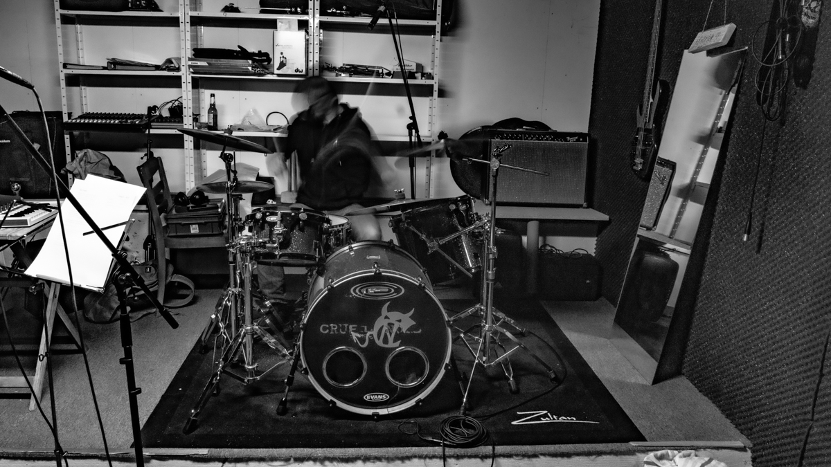 Patrick - Der Rhythm Rumbler im Herzen von patmarsil. Sein Groove sitzt tief und unerbittlich – und genau das macht ihn unersetzlich. Er ist das Fundament, auf dem jeder Song steht, und die treibende Kraft, welche alles in Bewegung hält.